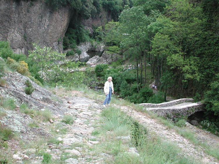 Tatiana at old Roman bridge in Aubenas, southern France.jpg 551.9K